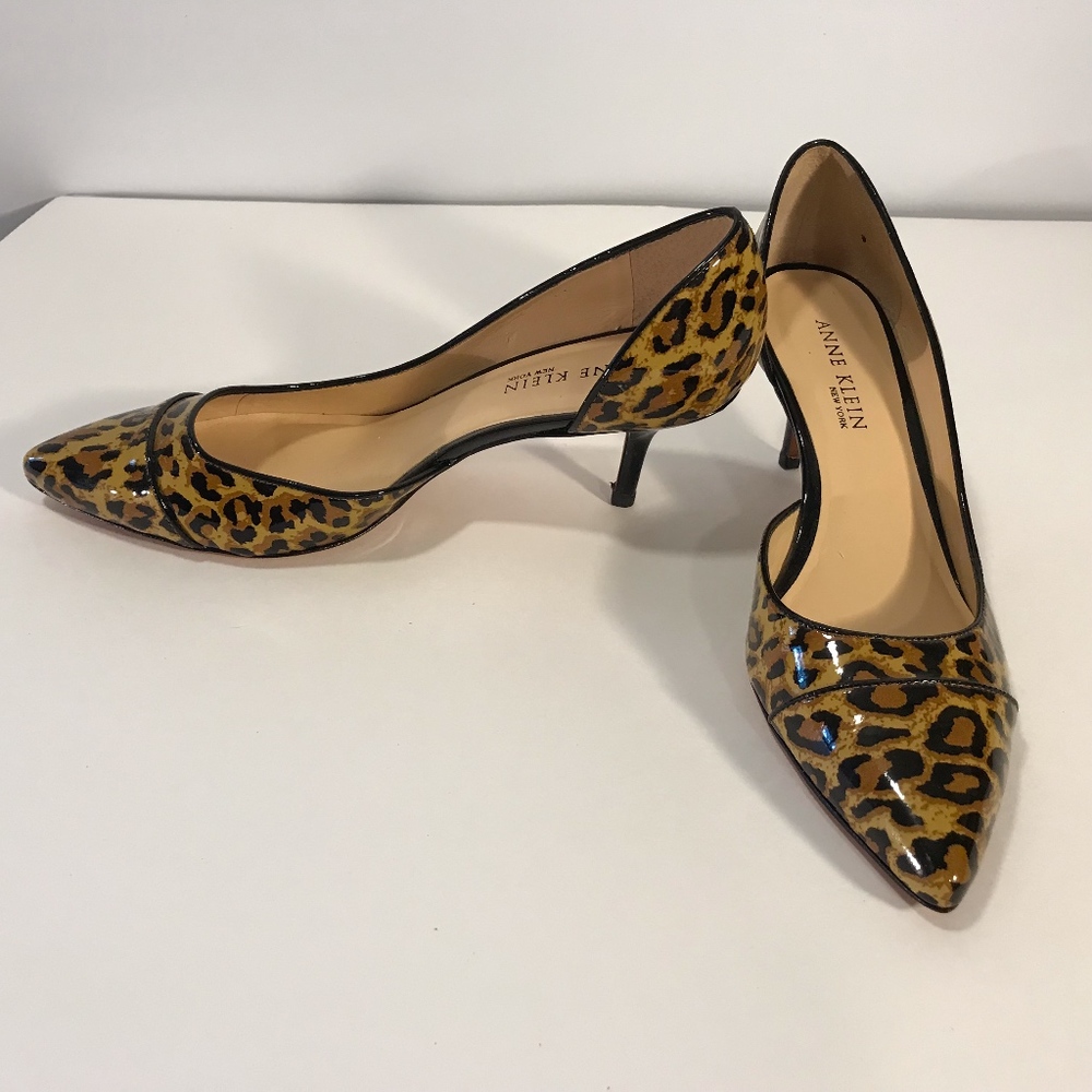 Anne Klein New York leopard print cutout side pump